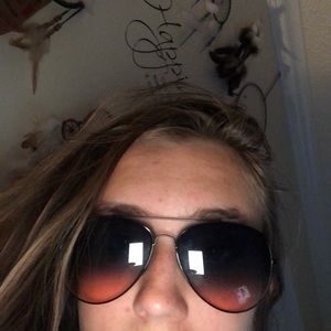 black frame aviator sunglasses